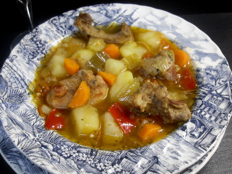 Plato con caldereta de conejo.