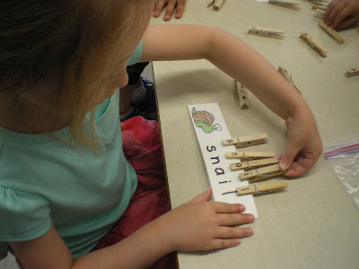 Bug themed literacy centers for Kindergarten and First Grade. Lots of fun learning ideas and literacy activities in a bug theme! Common Core aligned. #bugs #kindergarten #1stgrade #literacy #freebies