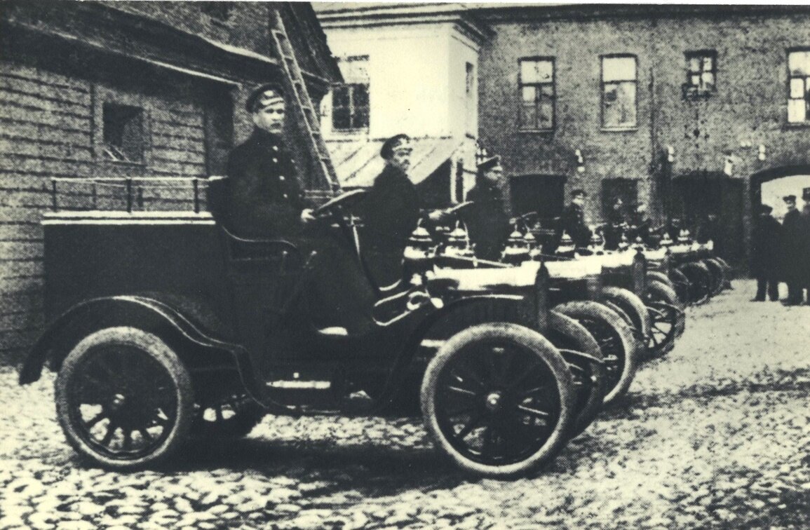 Первые российские машины. Лесснер 1906. Бронеавтомобиль Руссо-Балт 1914. Лесснер автомобиль 1905 г почтовый. Руссо-Балт 1909.