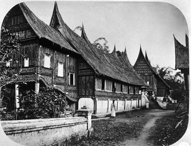 Rumah adat Raja Mengkulu di Koto Gadang (sekitar tahun 1870)