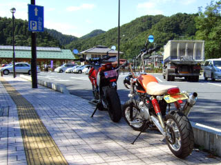 モジャ君の6V猿と私の100モタ xr100モタードあしがくぼ道の駅にて会社の同僚のモジャ君と