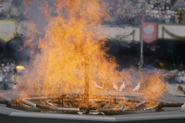 гимн олимпиады в сочи 2014. олимпийский огонь 1988. сергей тян олимпийский огонь. олимпийский факел ночью сочи. реет в вышине.