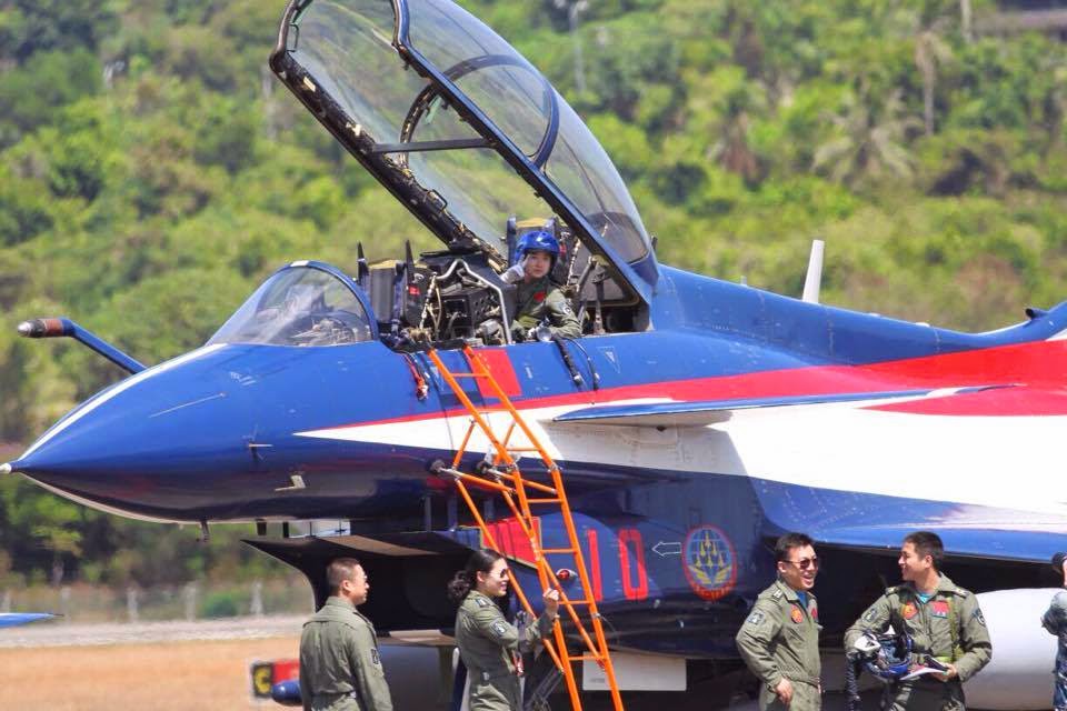 (6 Gambar)Empat Juruterbang Jet Pejuang Wanita Yang Sungguh Cantik Di