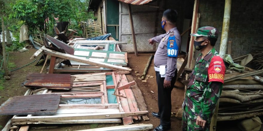 Angin Berhembus Kencang Akibatkan Sebuah Rumah Ambruk