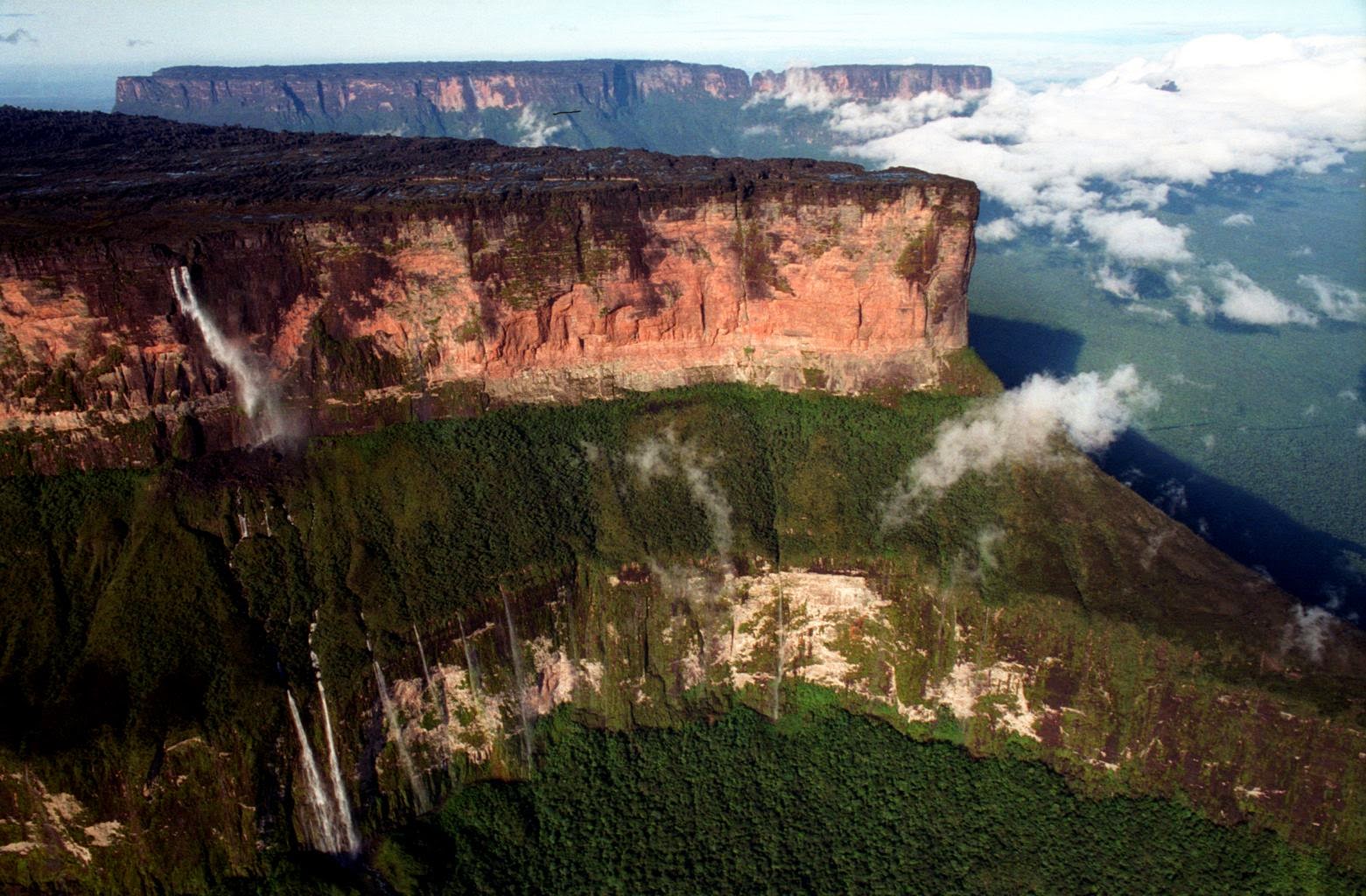 Водопад на гвианском плоскогорье. Венесуэла плато Рорайма. Гора Рорайма Гайана. Венесуэла плато Тепуи. Плато Рорайма, Бразилия, Венесуэла, Гайана.