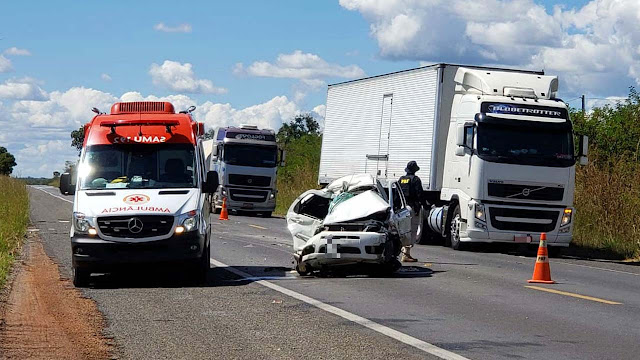 Homem morre após carro bater de frente com carreta em Barreiras