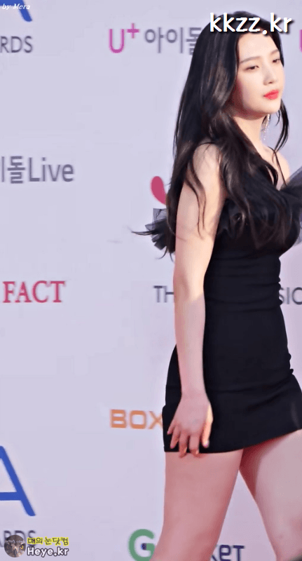 원피스가 많이 짧은 레드벨벳 조이