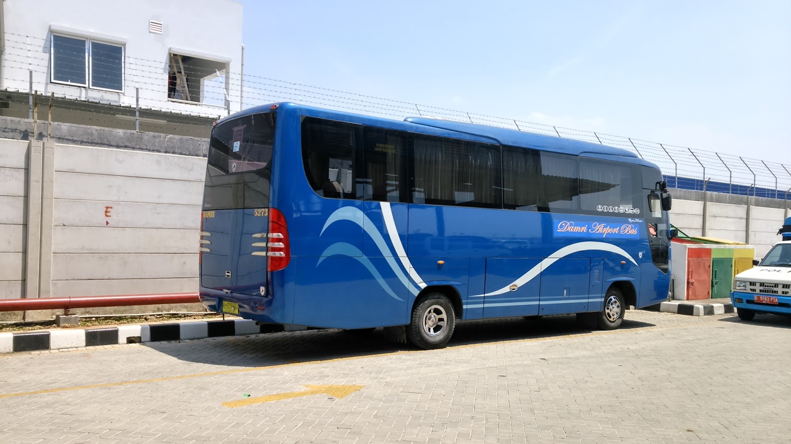 Bus Sedang: Kendaraan Andalan Transportasi Antar Kota dan Pariwisata