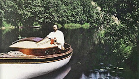 Леонид Андреев на собственной яхте. А ещё у него была моторная лодка (что в начале 20 века было очень круто)