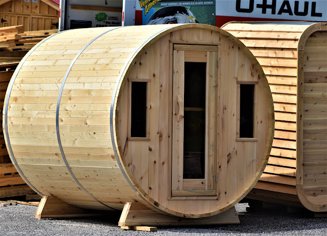 Camera on King & Aurora : New style of ice fishing hut?