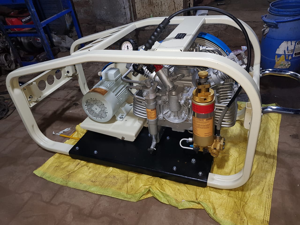 BAUER COMPRESSOREN MARINER 200 E 3200 PSIG 225 BAR 1300 RPM COMPRESSOR