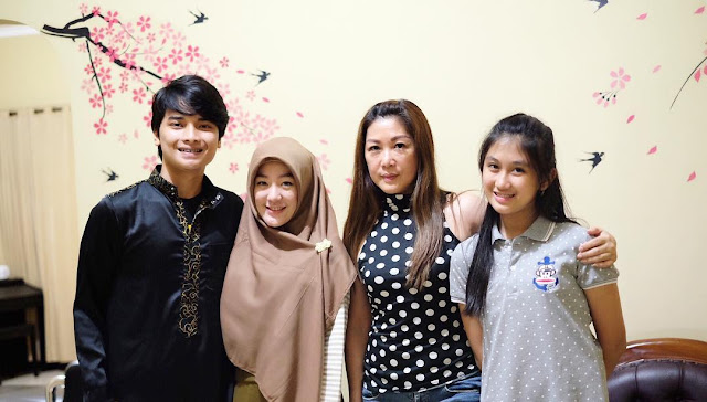 Upload Foto Bersama Keluarga Istri yang Non Muslim, Netizen: Adem Lihatnya Upload Foto Bersama Keluarga Istri yang Non Muslim, Netizen: Adem Lihatnya