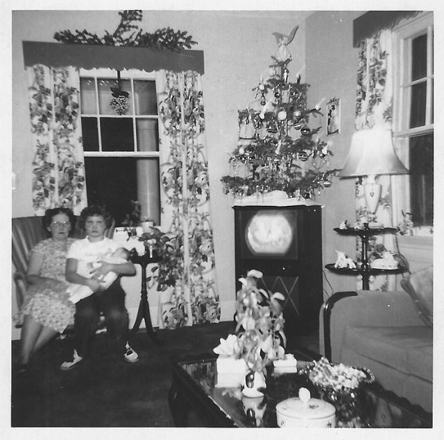 45 Vintage Found Snaps Show Christmas Trees and Nativity Scenes on TV ...