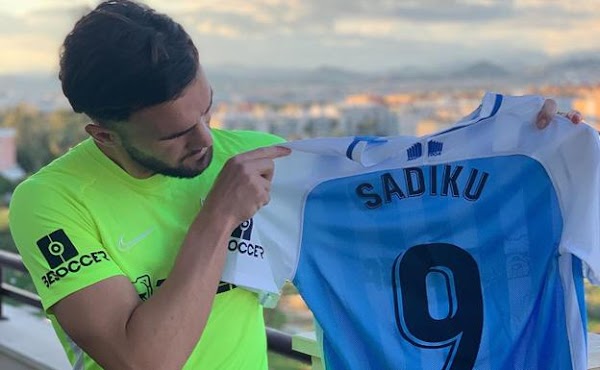 Málaga, Sadiku sortea la camiseta de su debut