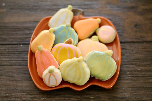 Royal Icing color trends for fall cookies  2021, Best Fall decorated cookies,, The Cookie Couture, decorated cookies 2021,  pastel colors cookies, mini pumpkin cookies, pumpkin cookies