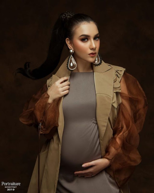 Iris Bella Hamil, Maternity Photoshootnya Bikin Kagum Lho! irish%2Bbella Iris Bella Hamil, Maternity Photoshootnya Bikin Kagum Lho!