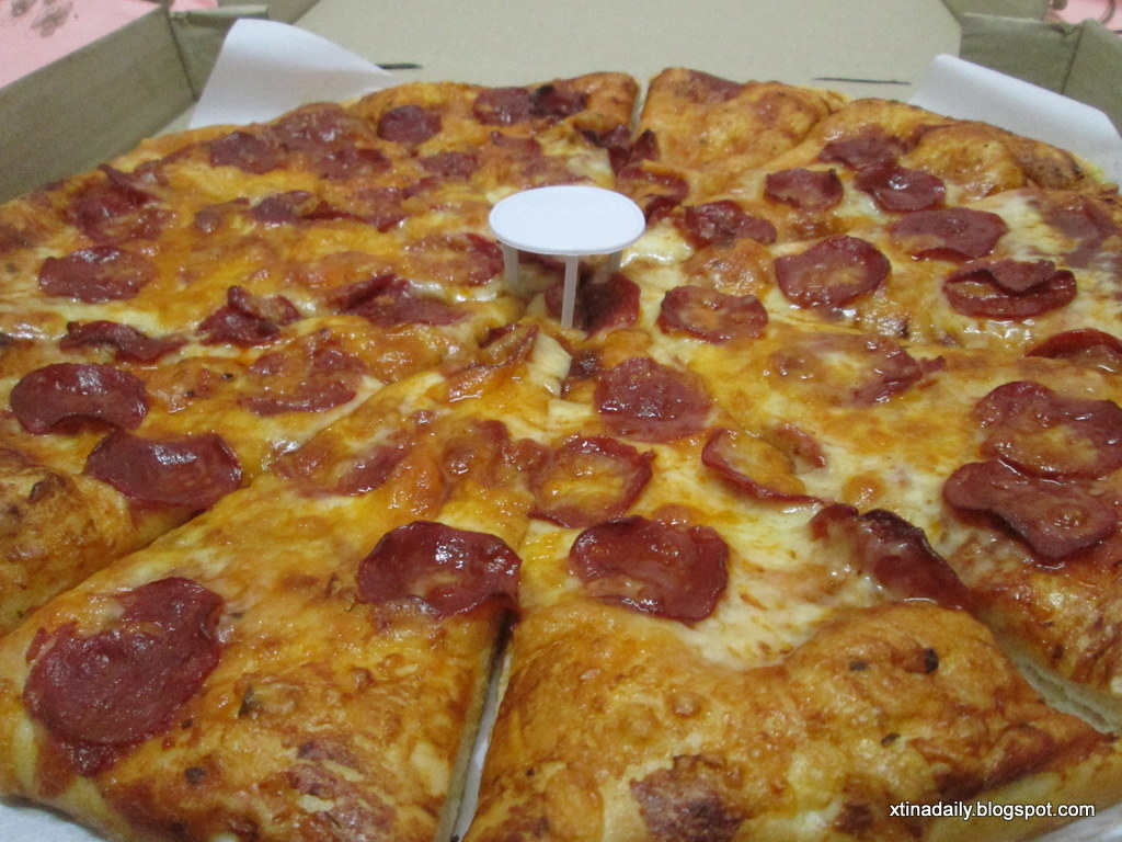 Shakey's Hand Tossed Pizza celebraTINg exisTENce