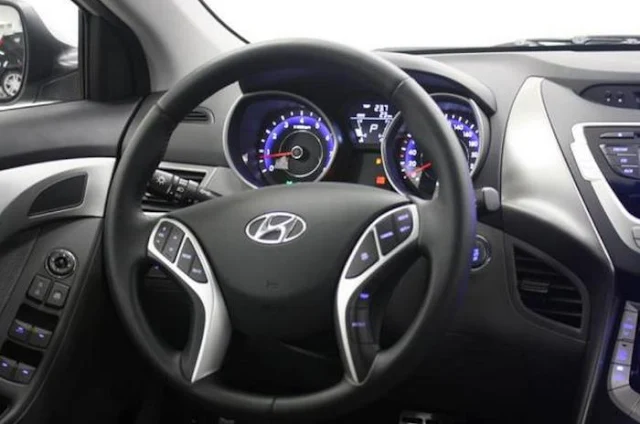 Hyundai Elantra 2012 - volante