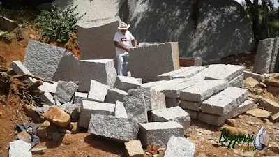 Bizzarri fazendo o que gosta, nas pedreiras garimpando pedras. Na foto conferindo um pedido de pedras sendo pedra do tipo folheta de granito na cor cinza claro para execução de bancos de pedra, escada de pedra, guias de pedra, pisadeira de pedra e caminho de pedra no jardim.