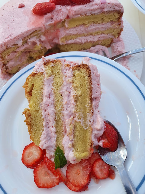 Gâteau génoise à la mousse de fraises; Gâteau génoise à la mousse de fraises