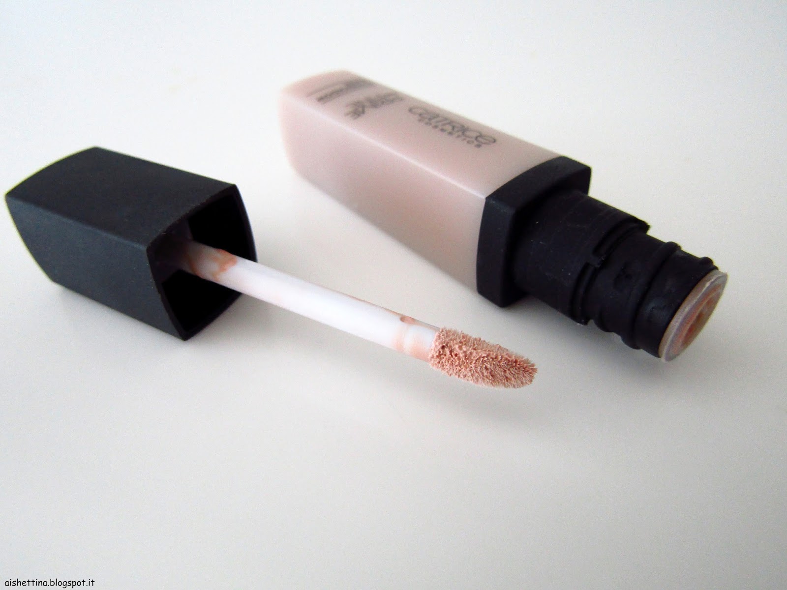 REVIEW Catrice prime and fine eyeshadow base Aishettina