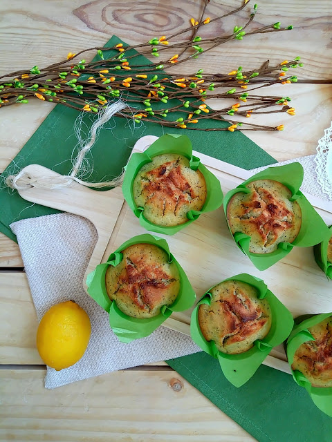 Receta de muffins dulces de calabacín y limón con semillas de amapola. Desayuno, merienda, postre, breakfast, recreo. Sencillos, saludables, ricos fáciles Cuca