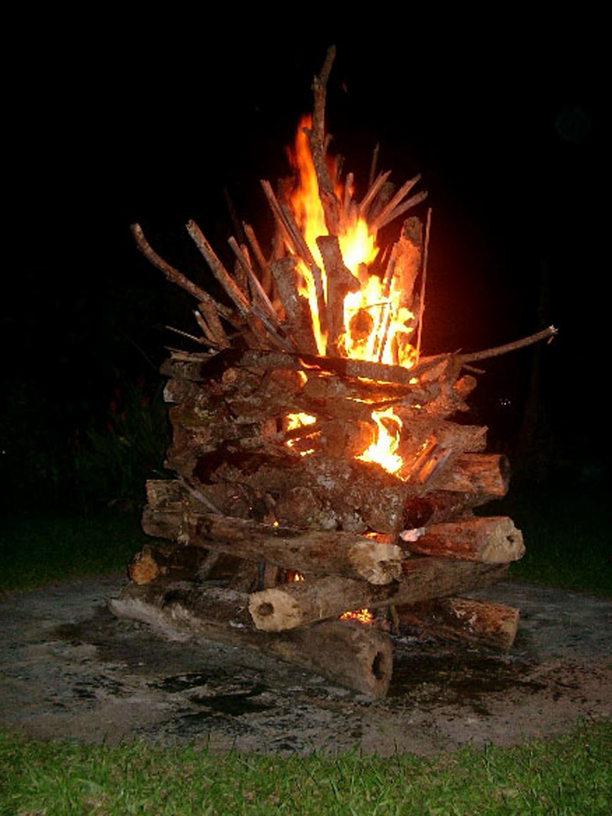 Cozinhando O Alimento Em Uma Fogueira No Ar Livre Imagem de Stock Imagem de atividade, noite