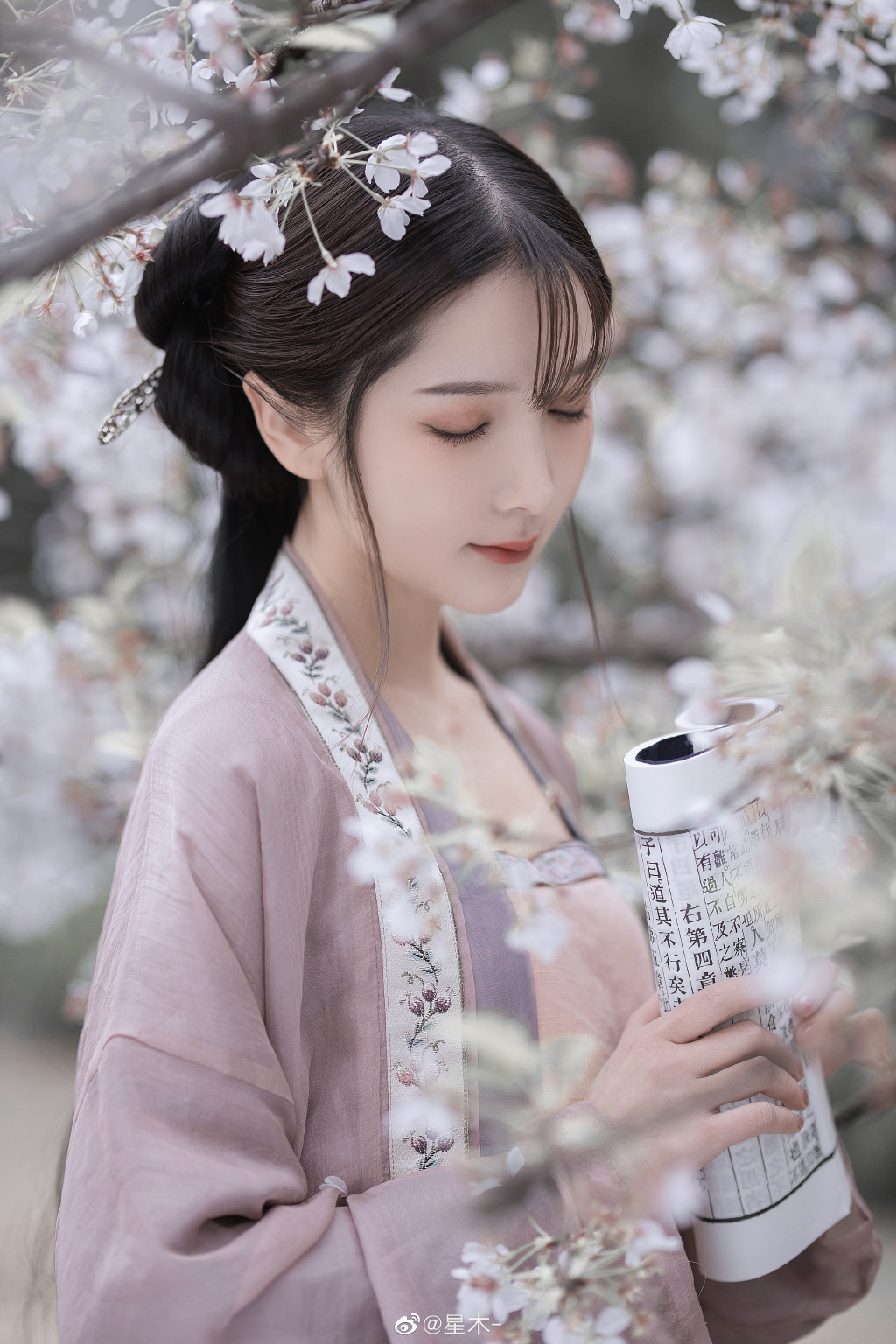 Image-Chinese-cute-model-Beautiful-girl-with-Chinese-historical-costume-TruePic.net