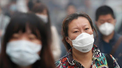 La población china lleva mascarillas a causa de la alta contaminación.