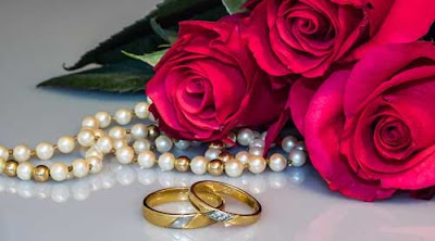 mutiara warna emas jadi ikon cincin pernikahan