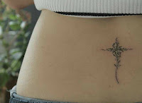 tatuaje de cruz pequeña