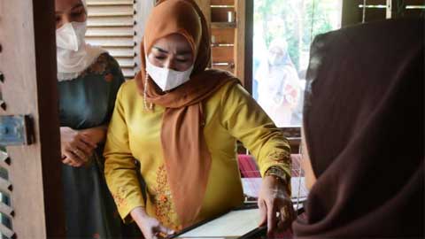 Ny. Lise Eka Putra ingatkan pengrajin songket terus berproduksi
