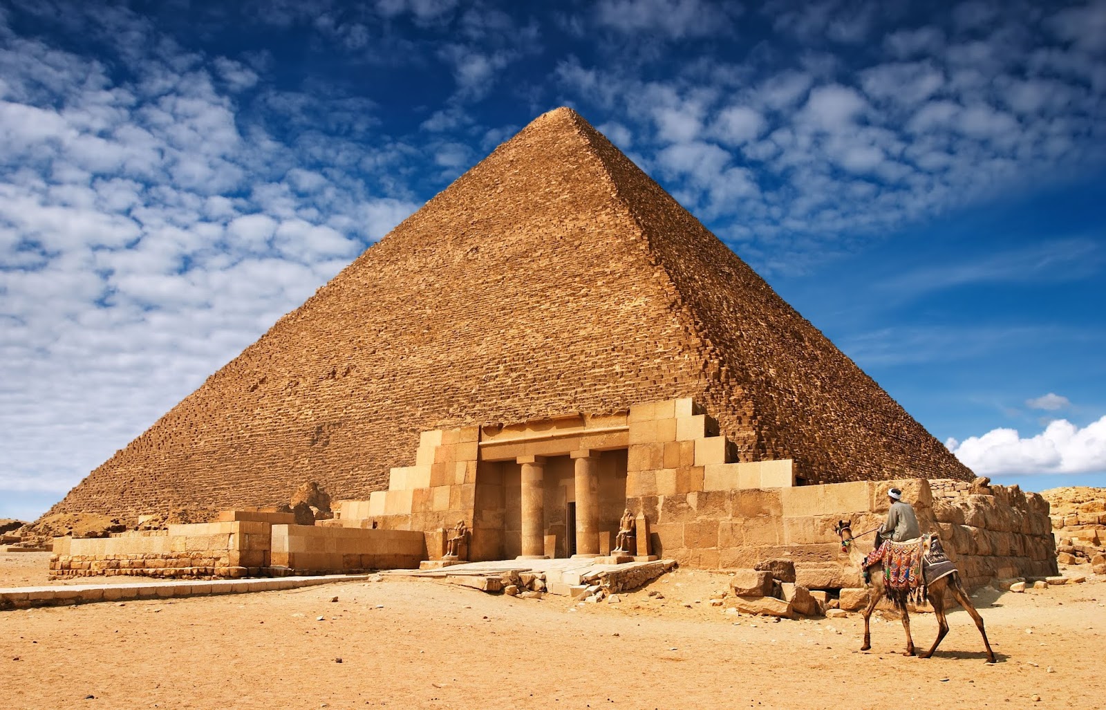 Bank misr. Пирамида Хеопса (Хуфу). 7 Чудес света пирамида Хеопса. Пирамида Хуфу Египет. Семь чудес света пирамида Хэопс.