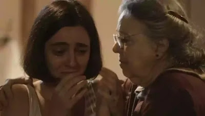 Candoca (Camila Amado) acalma Justina (Julia Stockler) em 'Éramos Seis' — Foto: Globo Candoca (Camila Amado) acalma Justina (Julia Stockler) em 'Éramos Seis' — Foto: Globo