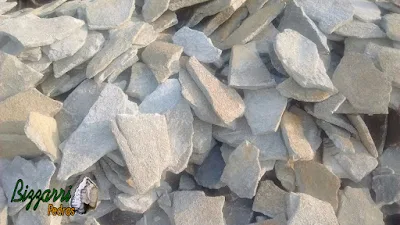 Pedra para revestimento de pedra na parede, do tipo pedra moledo, nesse tom cinza claro, com espessura entre 5 cm a 10 cm.