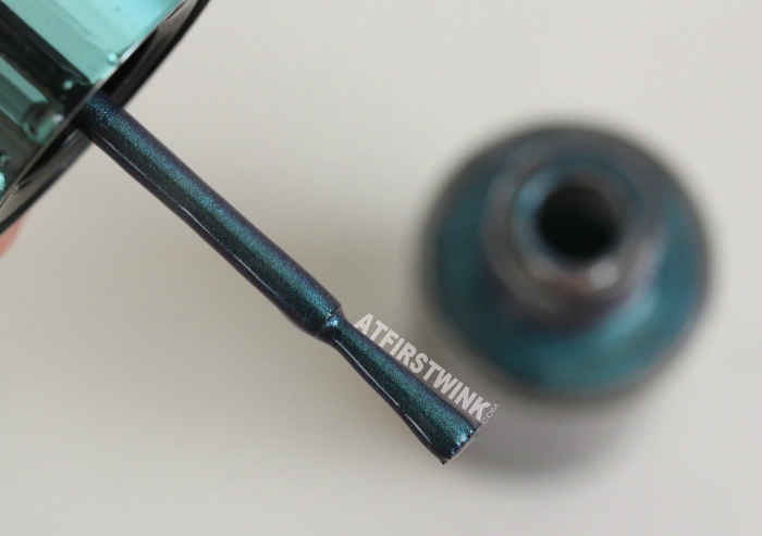 MAC Alluring Aquatic nail lacquer - Submerged brush