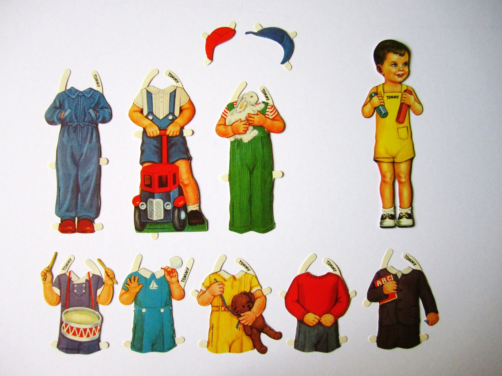Игра одень мальчика. "Одень куклу" китайский Император. Бумажные куклы. Бумажные куклы с одеждой. Бумажный мальчик с одеждой.