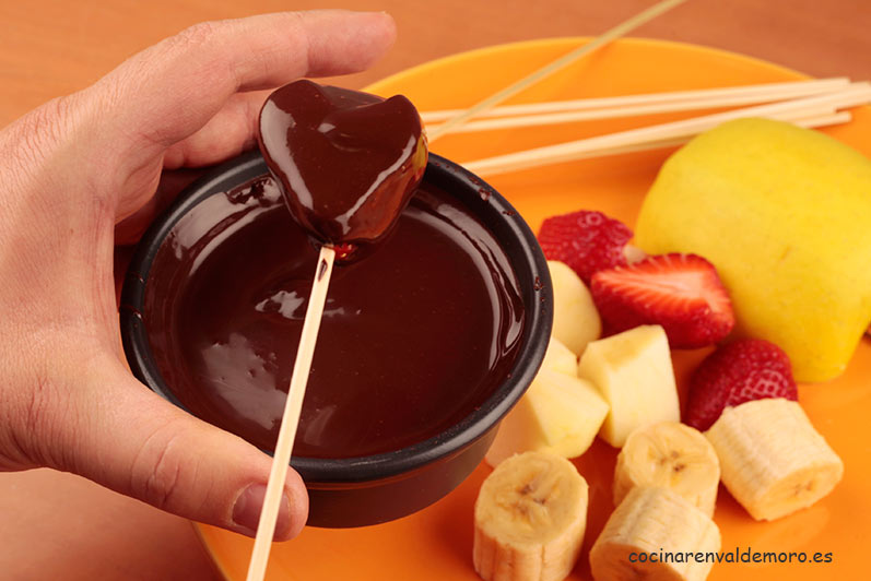 Sacando la fresa del chocolate fundido