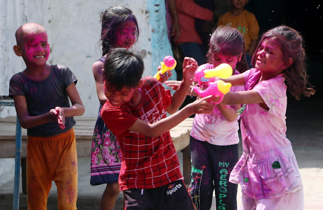 होली पर ऐसे करें असली रंगों की पहचान होली पर ऐसे करें असली रंगों की पहचान
