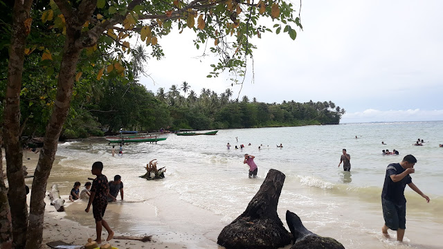 Pengunjung yang berenang di Pantai Asi Walo