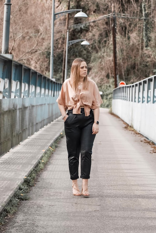 Outfit con pantalones de polipiel de FemmeLuxe