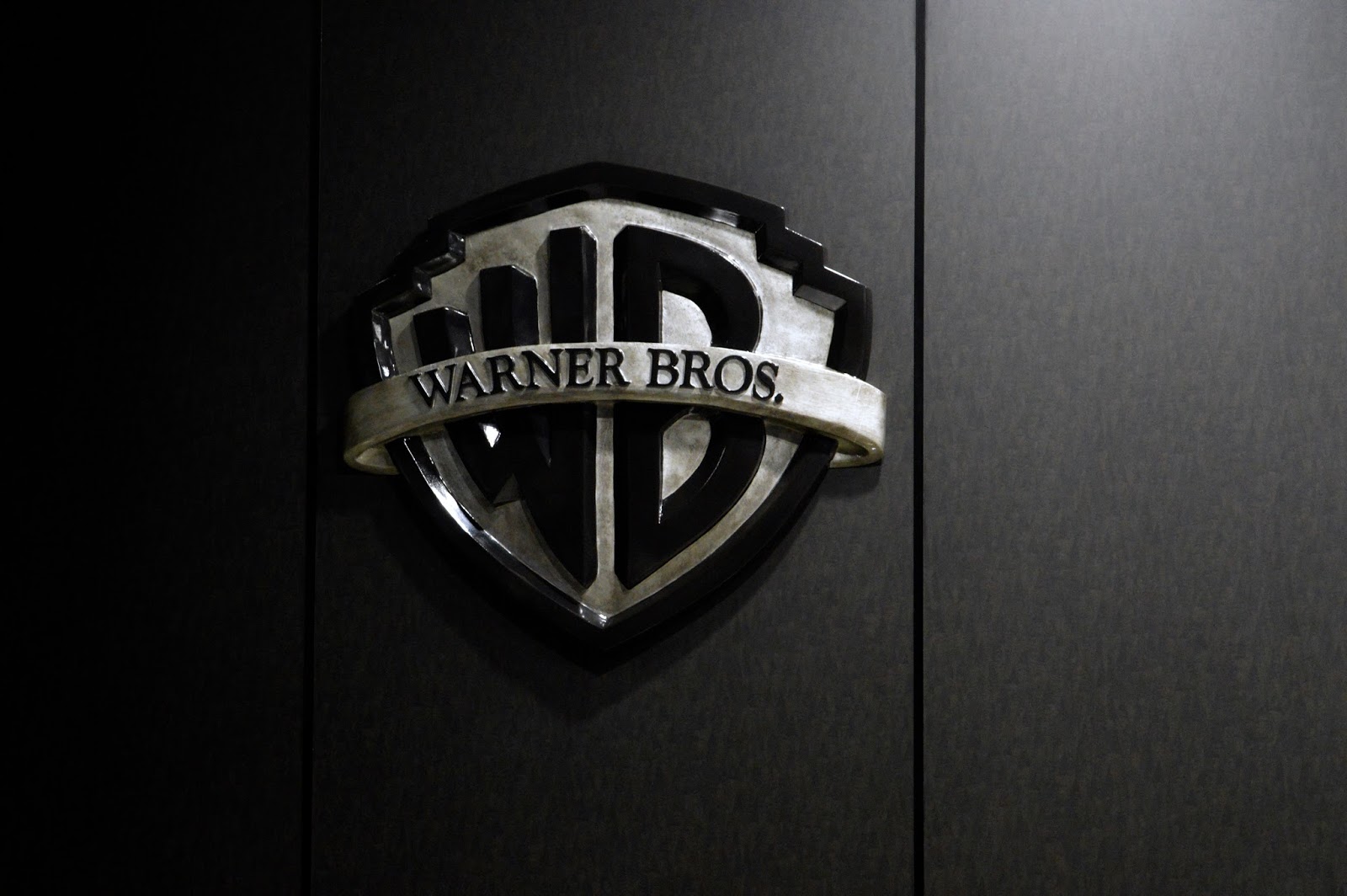 Варнер брос. Warner Bros. Логотип ворнер бразерс.