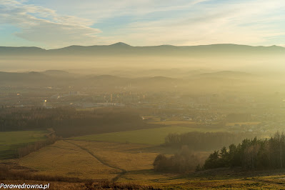 Jelenia Góra, nad nią góruje Śnieżka