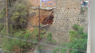 Fuente: http://invarque.cultura.gencat.cat/FitxaGeneral?index=9246&consulta=MSUxK3ByYXQgZGUgY29tdGUlMistMSU%3D&codi=14587 ¿Un socavón? No, 2500 años de historia