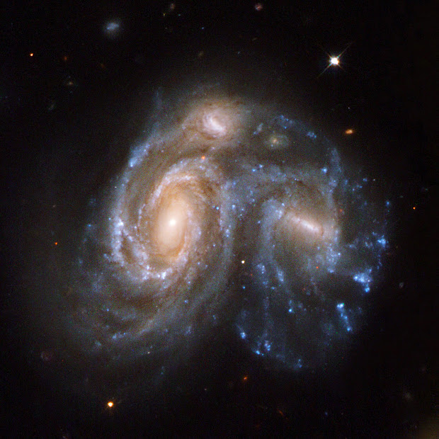 Arp 272, two colliding galaxies in a remarkable cosmic portrait!