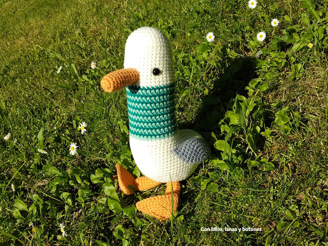 Con hilos, lanas y botones: Alberto Gaviota amigurumi (patrón de Pica Pau)