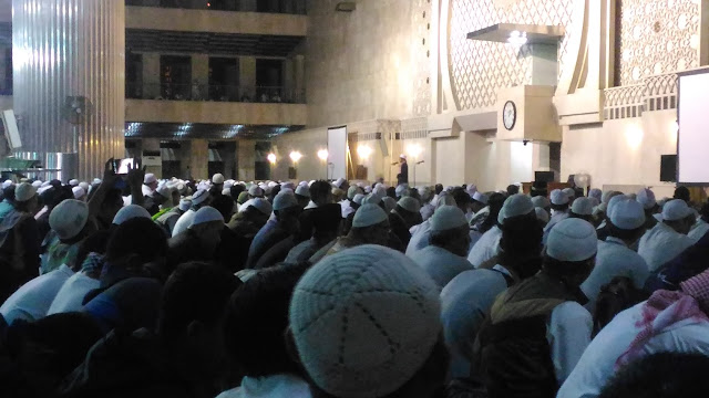 Serasa Di Mekkah, Begini Penampakan Umat Muslim 112 Saat Lakukan Tahajud Di Masjid Istiqlal
