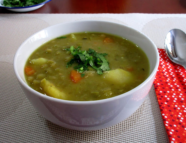 Sopa de guisantes secos con verduras y patata