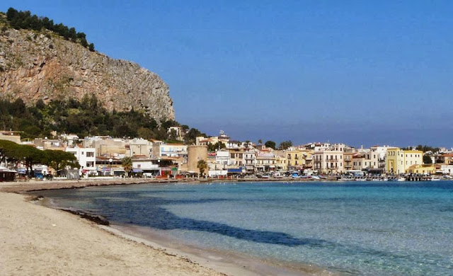 Latem jest tu bardzo dużo turystów, Mondello, Sycylia Latem jest tu bardzo dużo turystów, Mondello, Sycylia