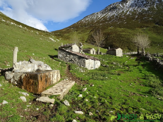 Ruta a Peña Melera y Los Pandos: Majada Pedroso y fuente, Aller